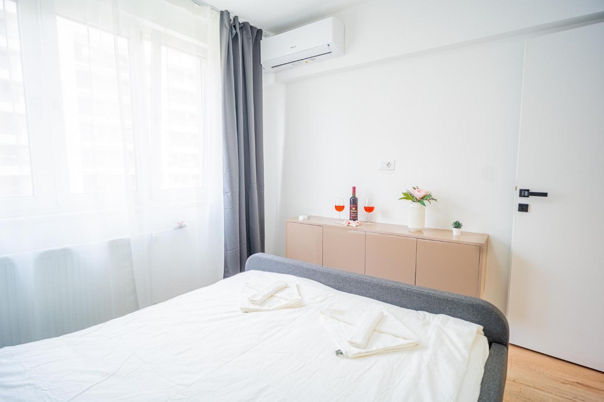 Spacious Newly Renovated 2Br Apartments With Balcony Бухарест Экстерьер фото